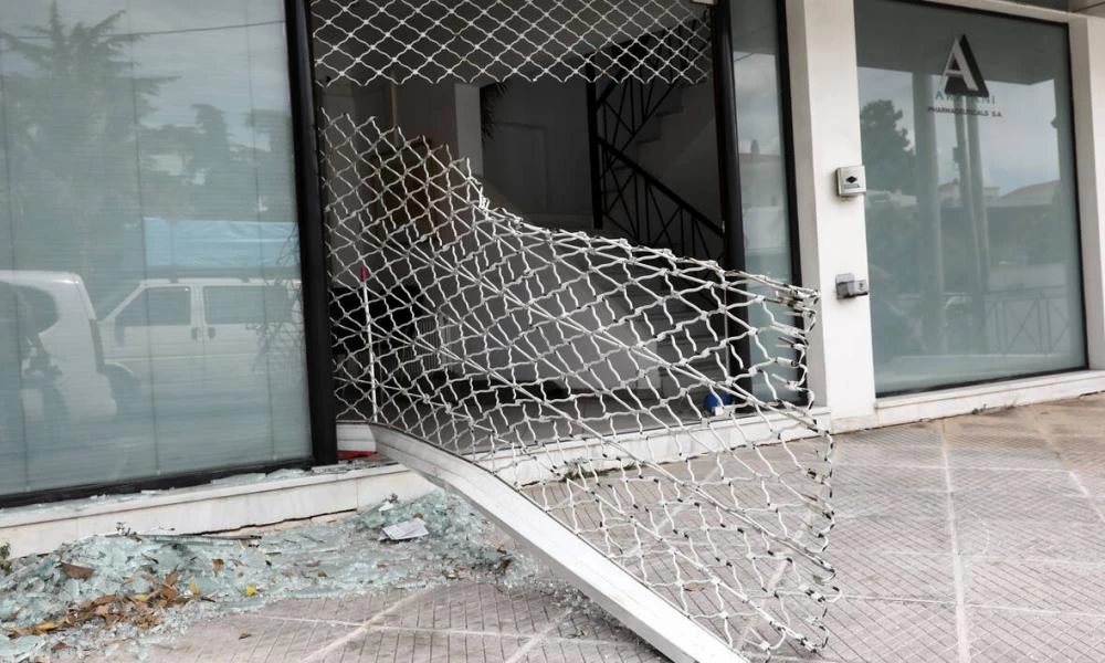 Παιανία: Άγνωστοι εισέβαλαν με αυτοκίνητο σε φαρμακευτική εταιρεία